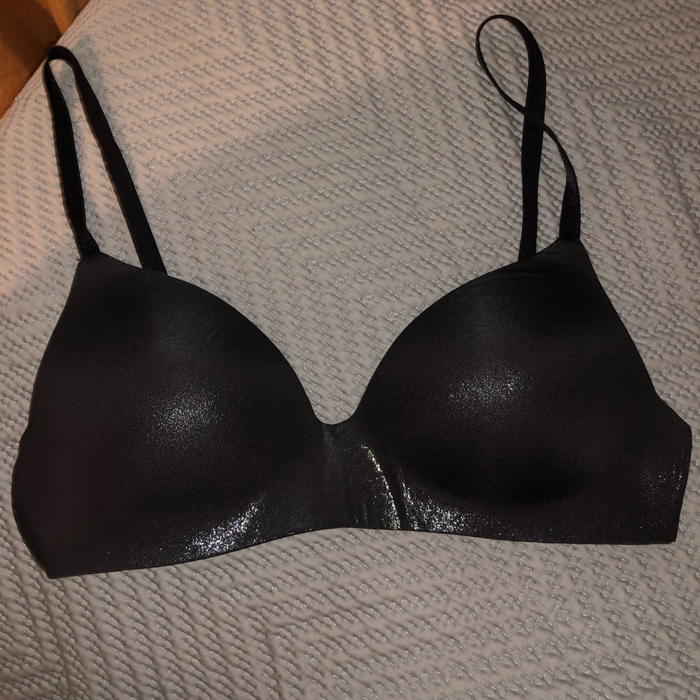 🖤Victoria’s Secret Like new Black Shimmery bra🖤